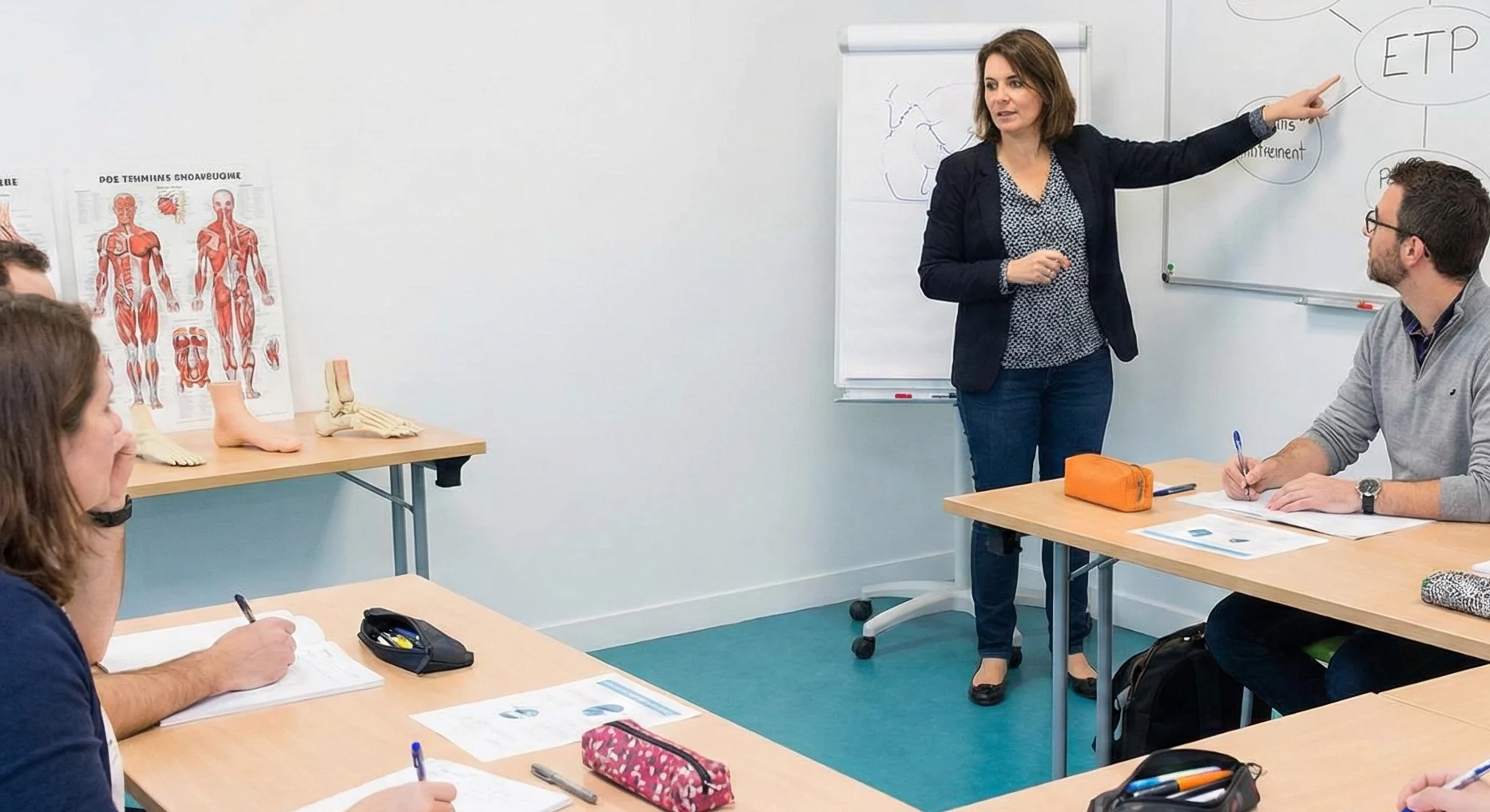 Cette image illustre le contexte de la formation initiale, montrant des podologues en train d'apprendre les concepts clés de l'ETP.